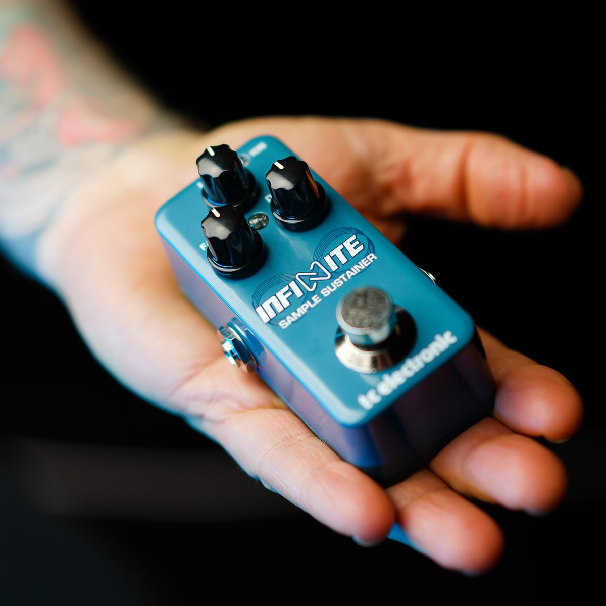 When we grab your notes and chords for infinite sustain, we actually loop your sound back and forth randomly and simultaneously to give you an organic and pleasing tone.

#tcelectronic #infinitesamplesustainer #infiniteminipedal #guitarpedal #toneprint #knowyourtone