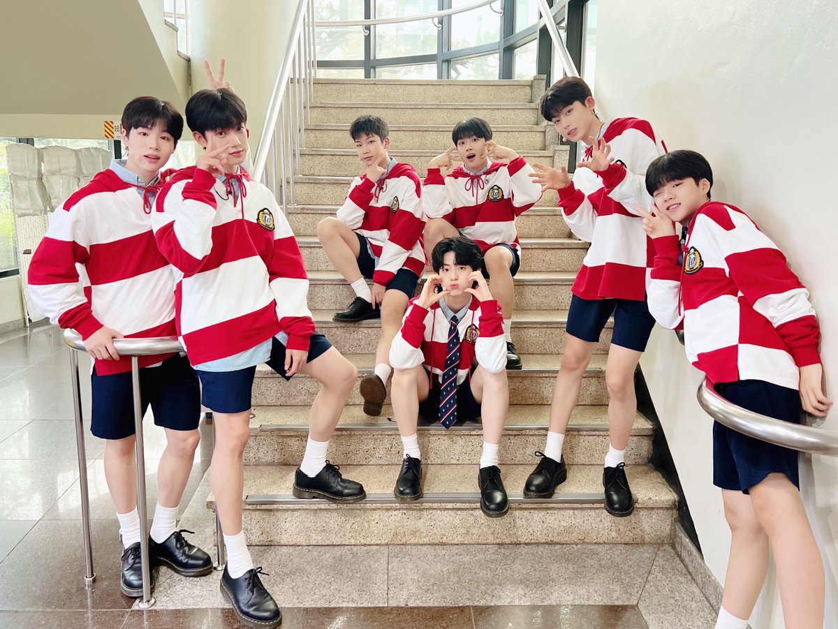 officialTheWind's tweet photo. [📸] #더윈드데이 #THEWINDDAY
오늘 밤 꿈속에서도 더윈드와 함께해요🌙💙

#더윈드 #THEWIND #The_Wind 
#ISLAND https://t.co/tbVTWZJLGc