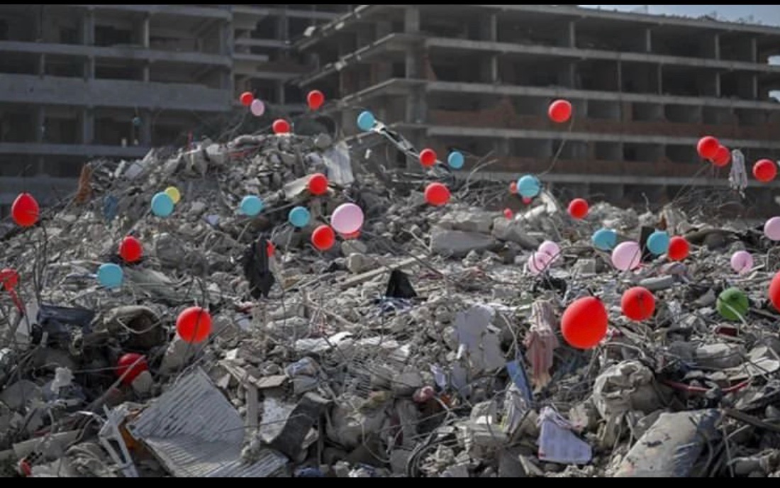 AFAD gönüllüsü oldum. 
Çünkü siz Maraştaki kuruyemişçinin önünde açan ayçiçeklerini görüyorsunuz, ben hala vefat eden yavrularımız için enkazlara bırakılan balonları.
#DepremiUnutmaUnutturma 
#deprem 
#kayıpcanlarımıznerede
