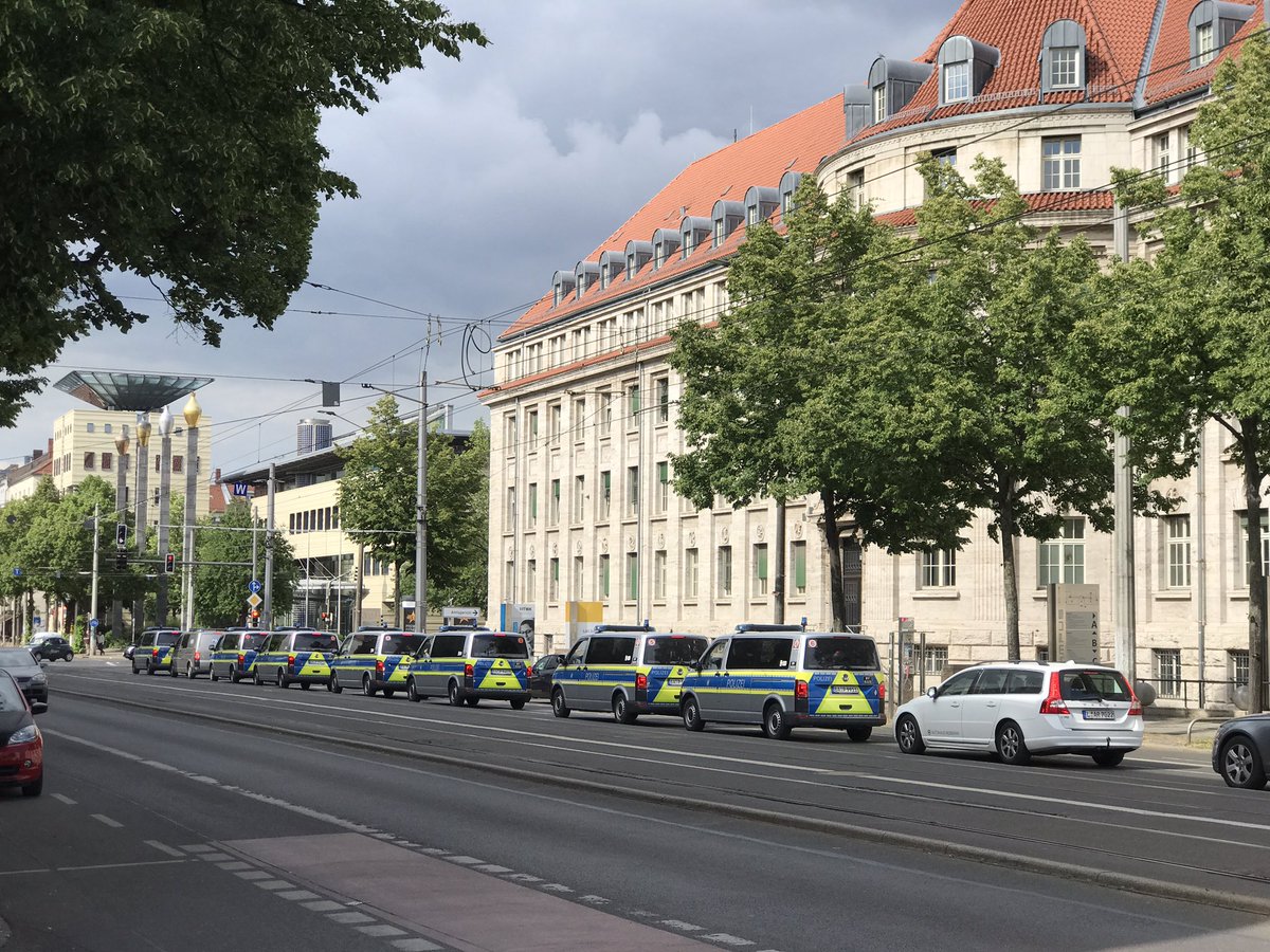 Thread zu #LE0206 #TagX

Die bayerische Polizei ist soeben in #Connewitz angekommen. 1/x