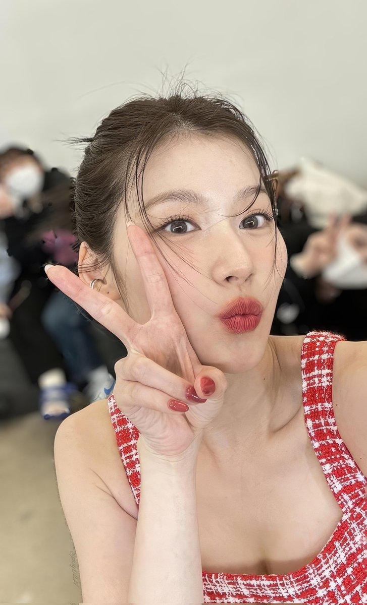 ofSaana's tweet photo. @hanbinspark Im a queencard, im a queencard. Take a photo! Kkk

Well i covered the Queencard dance with Miyeon on Tiktok. Have you seen it? 😄 https://t.co/jNdSJ68jcm