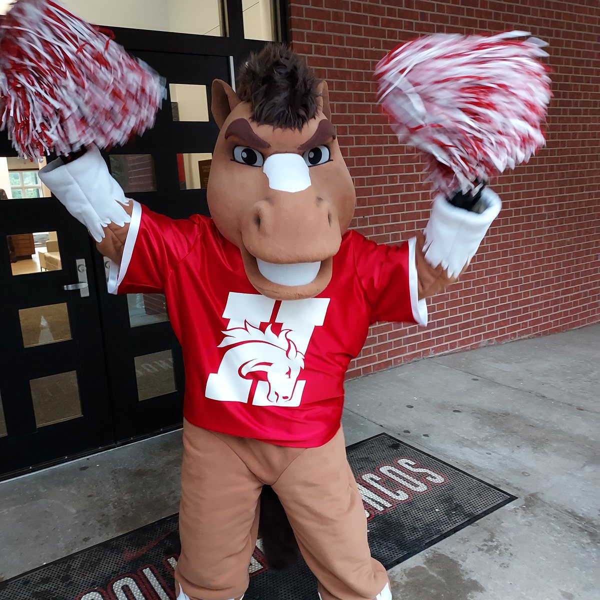 It's the first Bronco Registration day of the summer, and we'd like to welcome all of the incoming Broncos and their families to campus this morning! #gobroncos