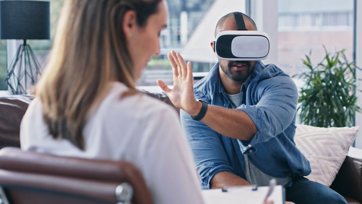 Using #ImmersiveTechnology to support #MentalHealth care.

29 innovative projects using digital therapeutic solutions have been announced.

Funded under the Mindset programme, part of the #HealthyAgeing challenge, delivered by @innovateuk.
👉 ukri.org/news/mindset-t…