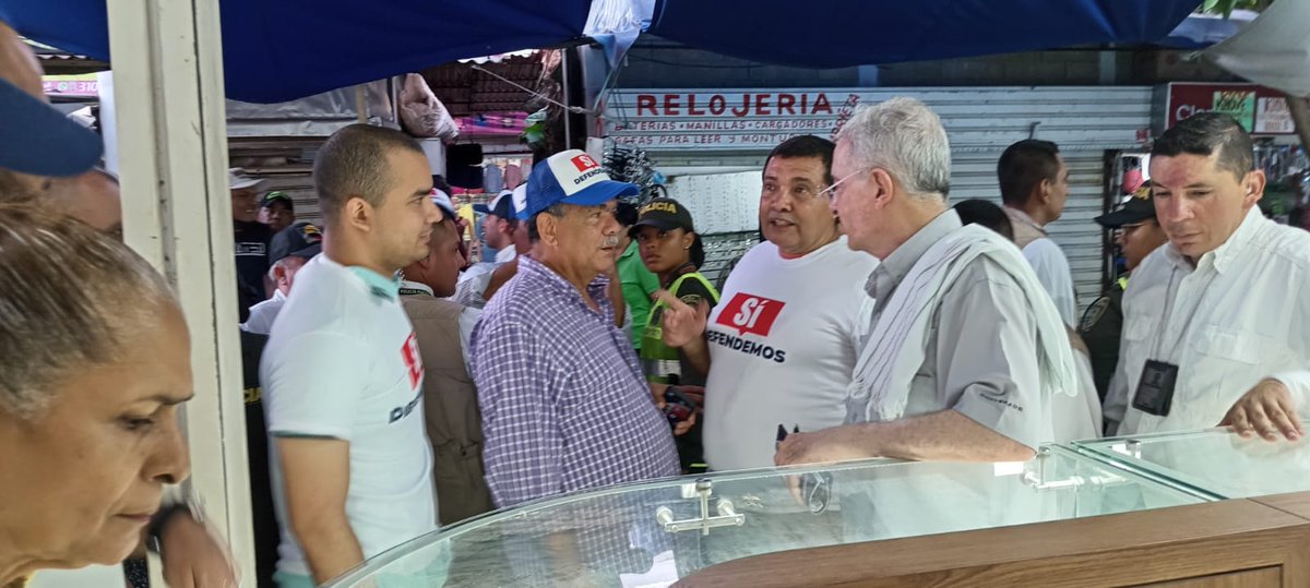 CiroDeLeonB's tweet photo. Hoy continuamos apoyando la firmatón, por la defensa de la salud, la pensión y el trabajo de los colombianos; todo va de la mano con lo que proponemos para el departamento: una apuesta productiva enfocada. 
Te esperamos hoy desde las 4 pm en La Av. Primera 
#CorrijamosElRumbo https://t.co/BWdNEF79rP