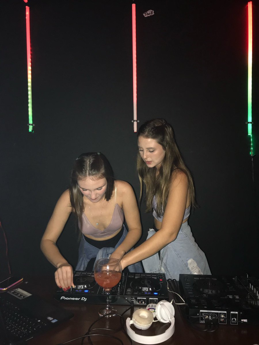 Gente olha que legal, achei uma foto da nossa primeira gig em 2019 😂🥹