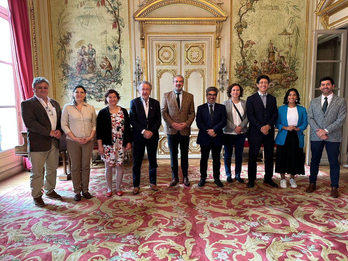 Misión Científico-Tecnológica 🇫🇷 #Hoy estuvimos en la embajada de #Chile en #Francia junto al embajador José Miguel Capdevila y su equipo, quienes con mucho cariño y colaboración, recibieron a la comitiva <a href="/uchile/">Universidad de Chile</a>  💡

¡Seguimos creando lazos de colaboración! 👏