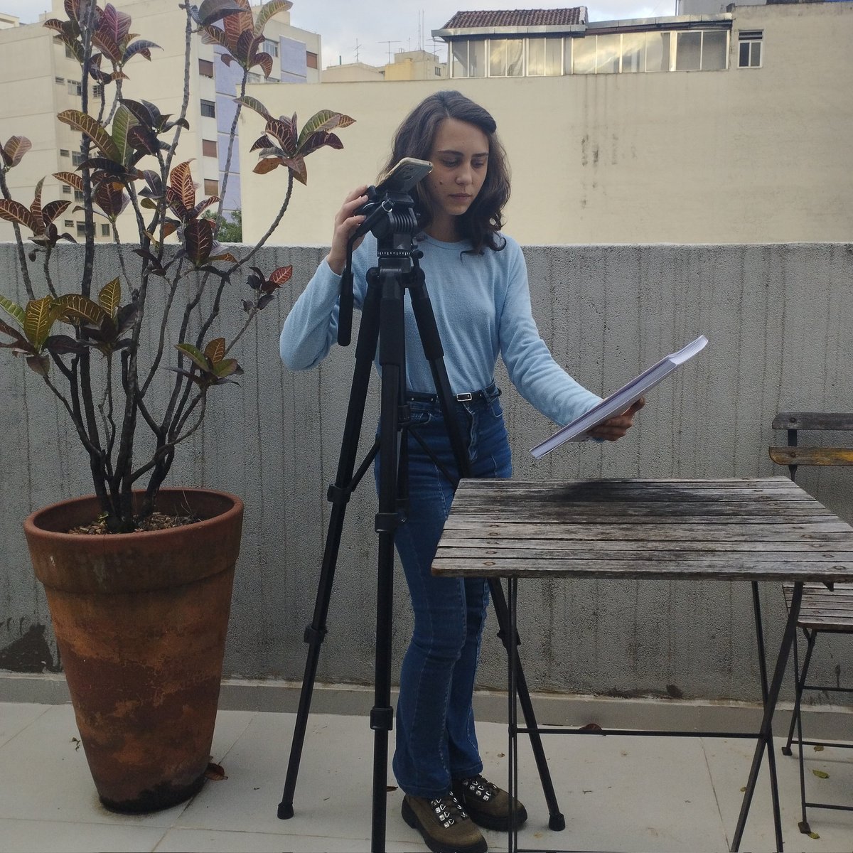 Lote42's tweet photo. Lia Petrelli prepara vídeos sobre o projeto enquanto @Nick_kt, na @SalaTatui, organiza um encontro imperdível com os organizadores (cujos detalhes daremos logo mais 👀) https://t.co/SwnHWCqrnd