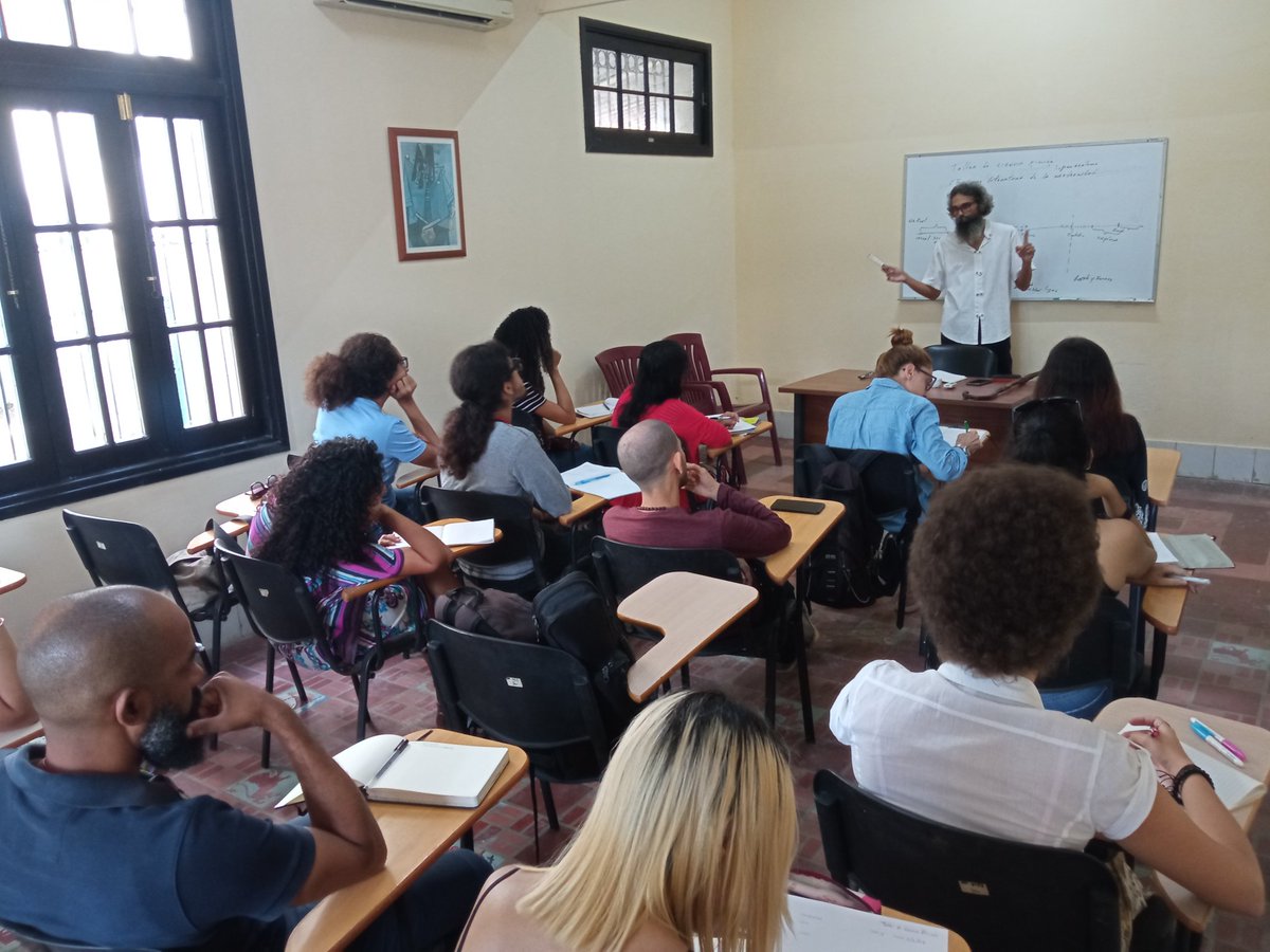 CentroOnelio's tweet photo. EN CLASE 👉 Hoy damos inicio al primer Curso de Escritura de Ciencia Ficción que ofrece nuestro Centro, a cargo del escritor y profesor Erick J. Mota -

#CentroOnelio #FormaciónLiteraria https://t.co/iYfYrVhpYA