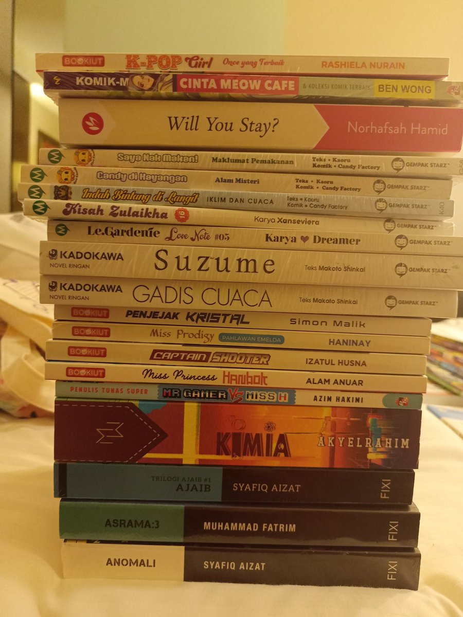 sofirae_'s tweet image. haul at #PBAKL2023  using my mom's ✨☝🏻💸 

@BukuBookiut  + kadokawa gempak starz 🔛🔝