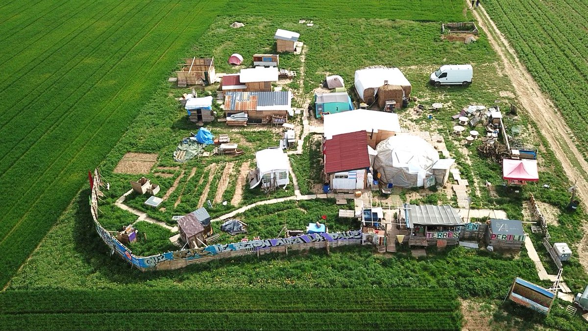 et qu'on peut exproprier les agriculteurs sans les indemniser 😵

Le camp de #Zaclay occupait quelques centaines de m² d'une parcelle agricole

La SGP en a détruit plusieurs dizaines d'ha 
Et Paris Saclay plus de 400 ha !
