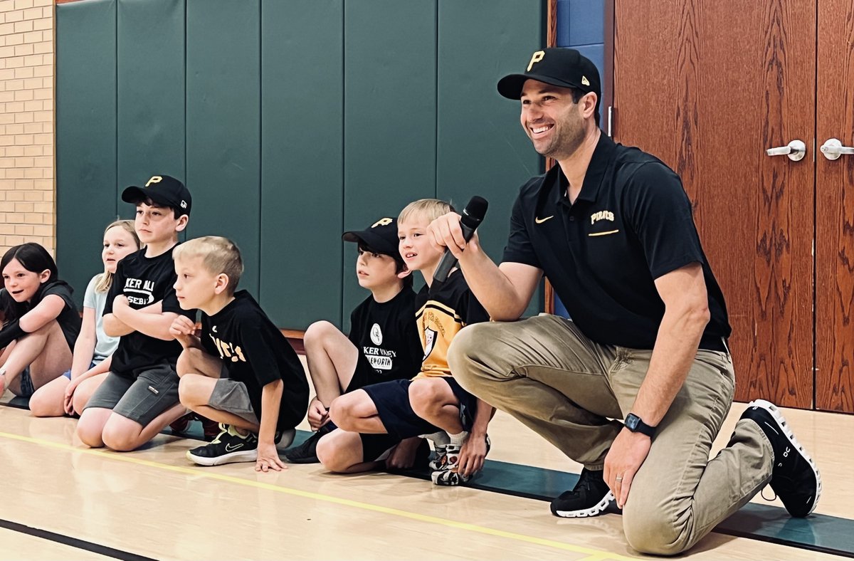 🎙️@NeilWalker18 announcing the @EdgeElementary end-of-year wiffle ball game! Go QV! @MLBPiratesNews #ithinkQV #ThankYouPTA