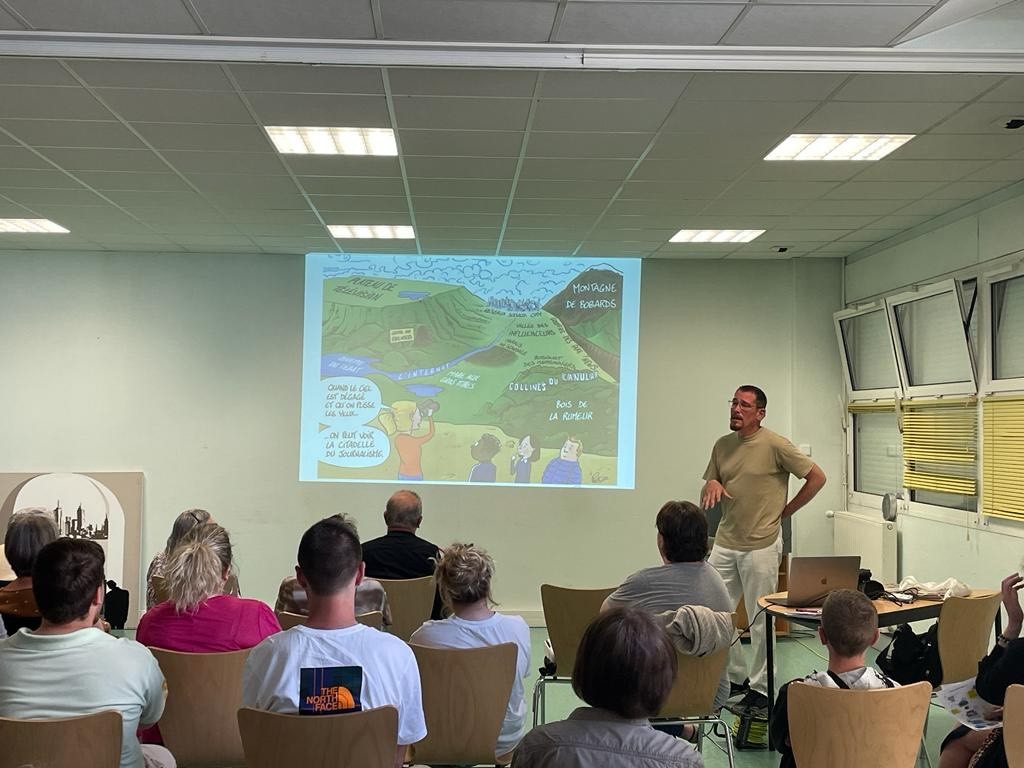 [#Sensibilisation] Dans le cadre du projet café des parents et des ados, le journaliste Joce Hue, en résidence à Elbeuf sur Seine, est intervenu lors d'une conférence sur les Fake News. ✔️❌
Celle-ci s'est déroulée au Centre Social du Puchot jeudi 1er juin.📰💻📻