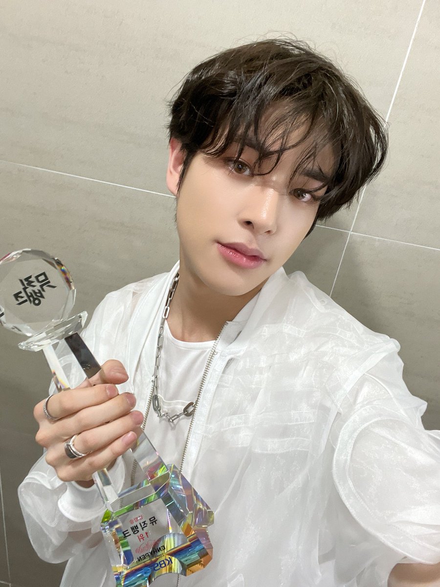 ENHYPEN_members's tweet image. #ENHYPEN #JAKE #BiteMe #DARKBLOOD

1위 너무 감사합니다 🔥 🔥 🔥
(요즘 엔진 자주 봐서 너무 좋다 🥰 😊 ㅎㅎ)