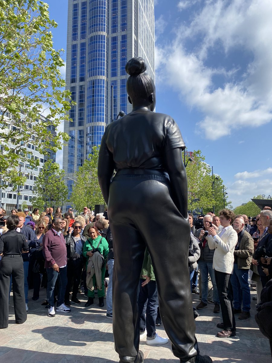 Daar staat ze! Het bijna 4 meter hoge bronzen beeld van kunstenaar Thomas J Price, getiteld Moments Contained, is vanmiddag onthuld op het Stationsplein. Stichting Droom en Daad schenkt het kunstwerk aan de stad Rotterdam.

Meer info over het beeld: cbkrotterdam.nl/nieuws/nieuw-b…