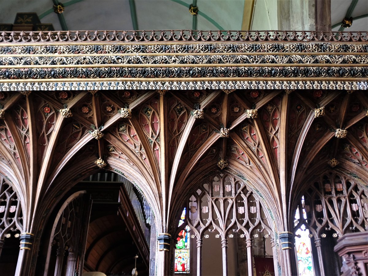 Chulmleigh #Devon 
Late medieval screen 'very complete' including ribbed coving. Three bands of running ornament in cornice. Tracery with tiny shields between. Beautiful, even if adorned with projection screen and fairy-light cross (not shown obvs).
#ScreenSaturday