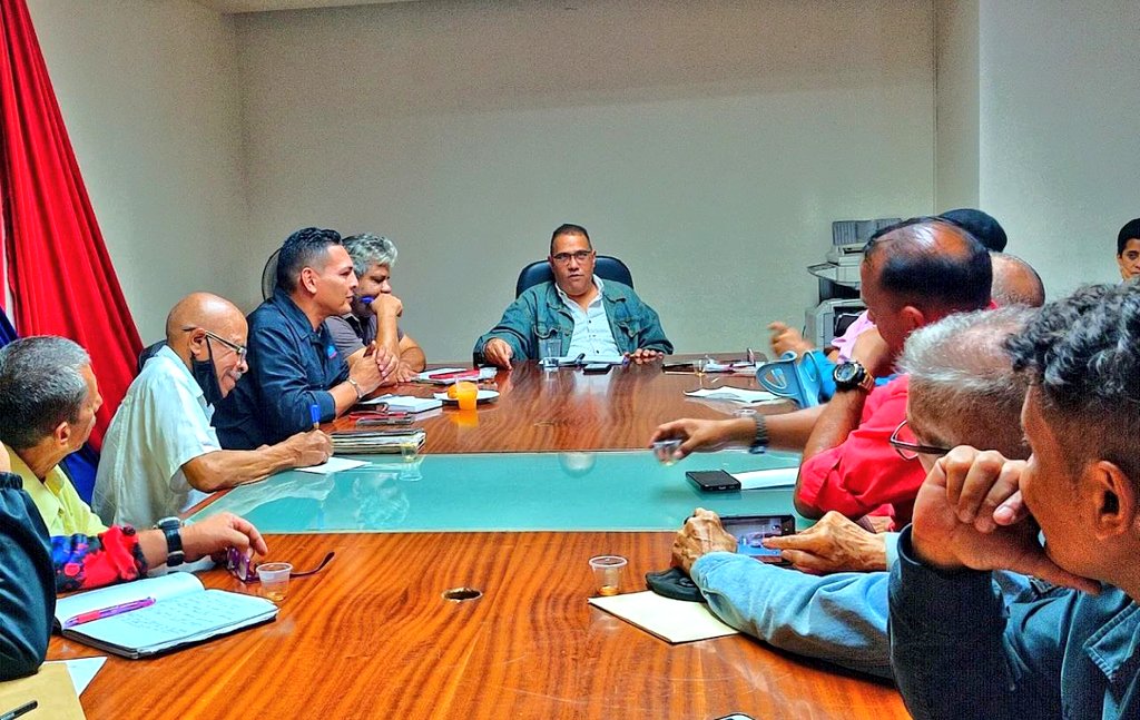 Grato encuentro tempranero el que sostuve este #2Jun con las voceras y voceros de los medios alternativos y comunitarios (MAC). Escuchamos propuestas para organizar y planificar acciones en pro del fortalecimiento de nuestros MAC. ¡Vamos avanzando!

#VenezuelaSinSanciones