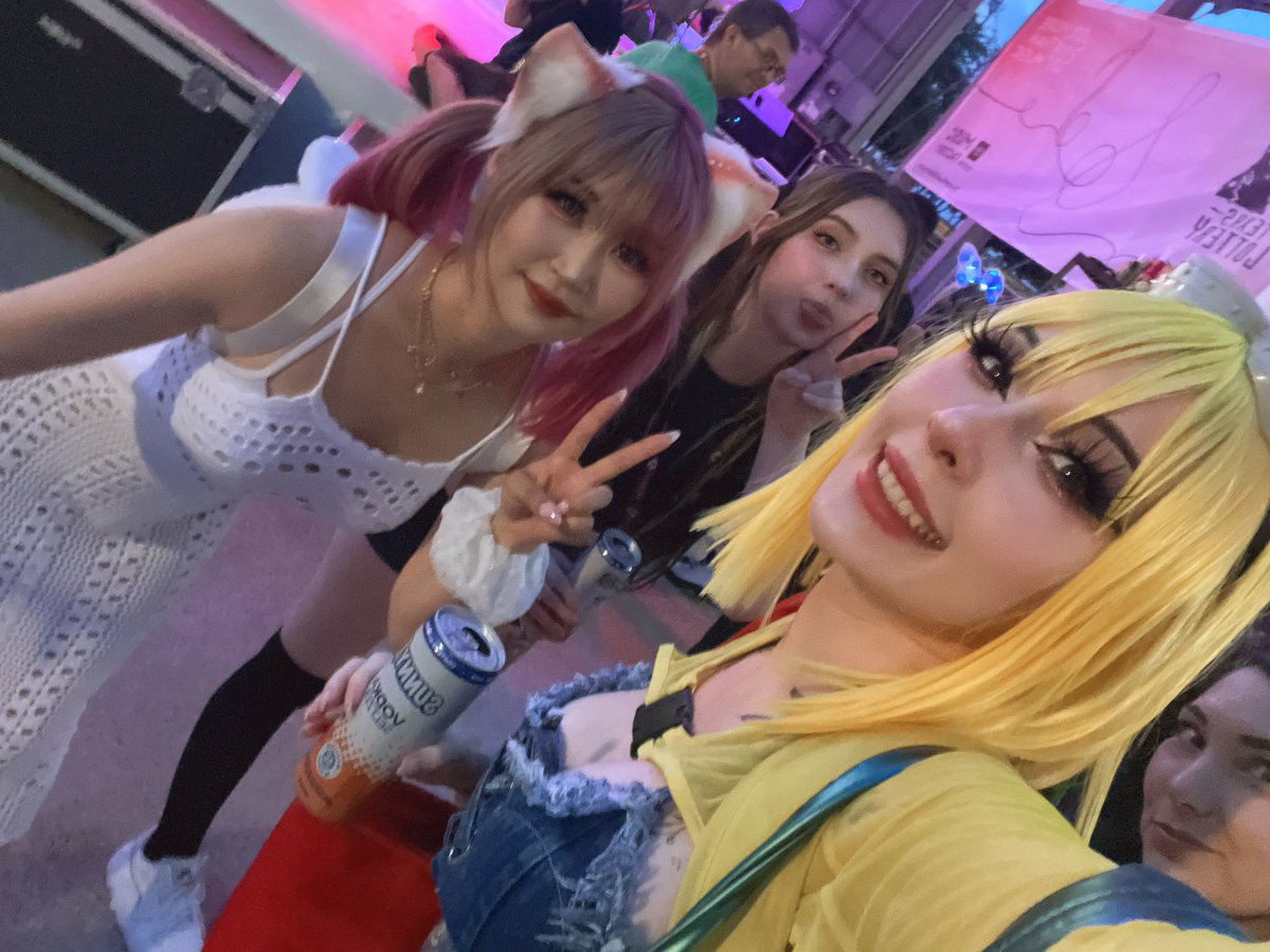 I wanted to take more pictures cause that foam party was fun as fuck but also I didn’t want it all up in my phone. 💀💀 #akon #anime #animecon #senpaisquad