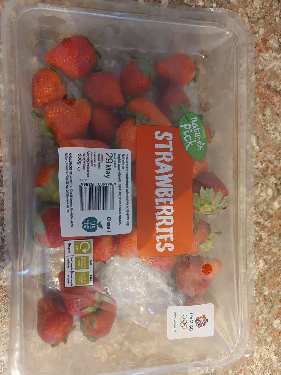 Always remember to chop your strawberries up otherwise you may end up munching on this little fella as well! 🤮🤬 #bushtuckertrial #heisalive @AldiUK