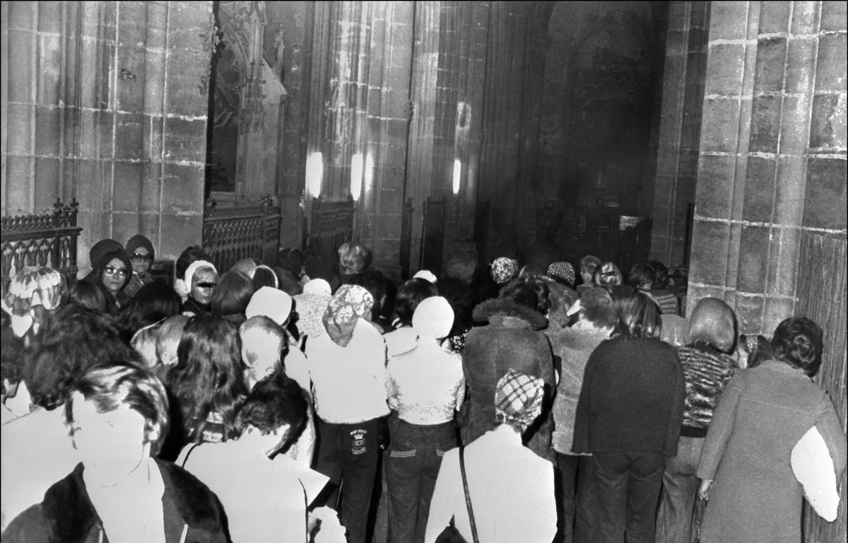 Le 2 juin 1975, une centaine de personnes prostituées occupent l’Église Saint-Nizier à Lyon, afin de protester contre la répression policière et la criminalisation dont elles sont victimes (1/8)