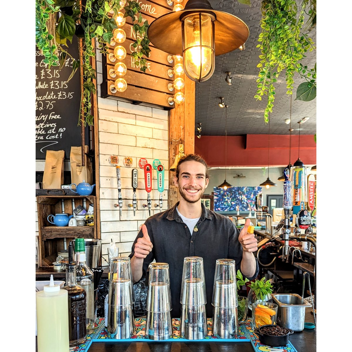 Errols ready to make your favourite cocktails this evening! Start your weekend right with 2 for £12 from 5-8 😍