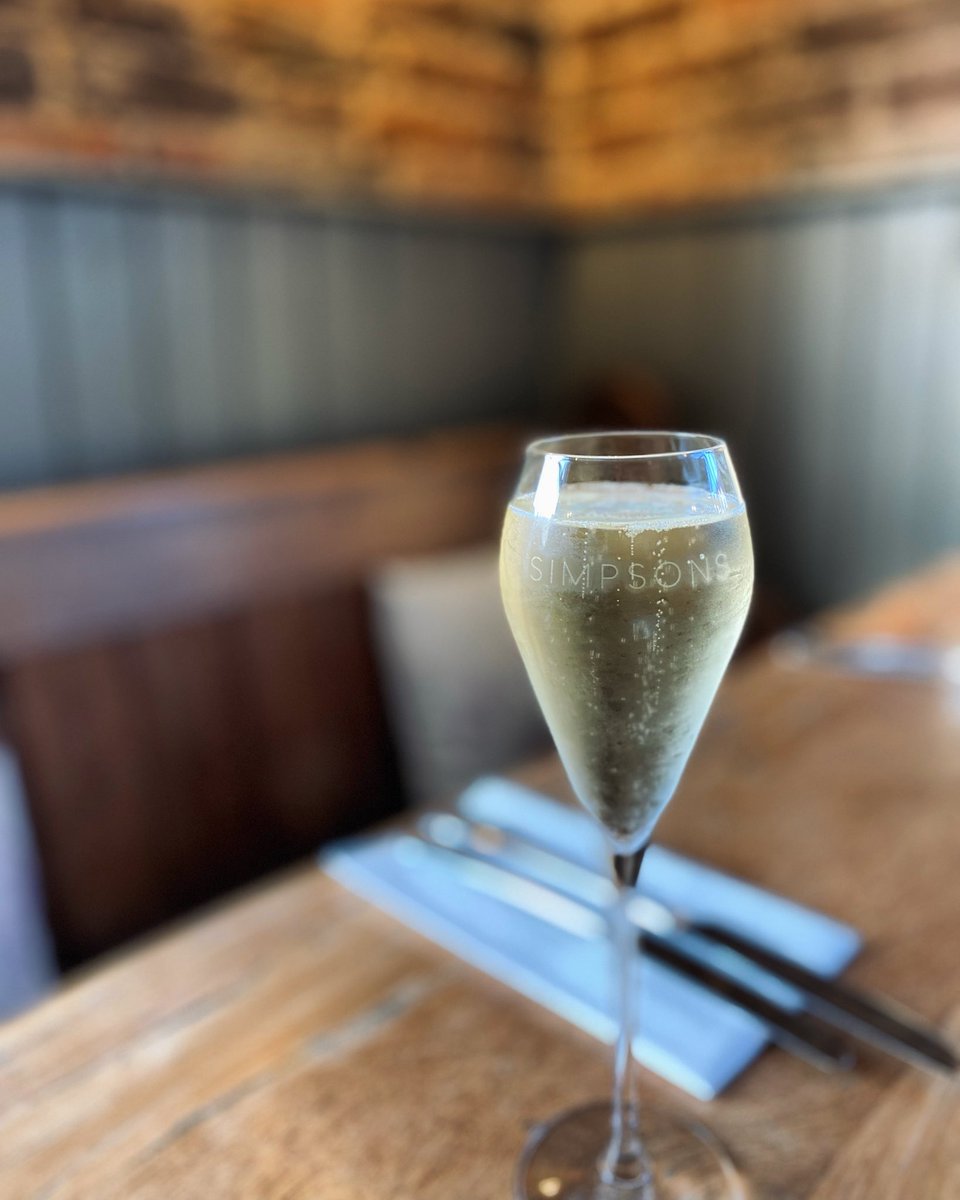 Order a glass of Simpsons Classic Cuvée and we can guarantee you won’t be disappointed! Cheers to the weekend! 🥂

#simpsons #simpsonswine #englishsparkling #englishvineyards #fizzfriday #itstheweekend #kent #kentrestaurant #top50gastropubs #michelinguide #thekentishhare