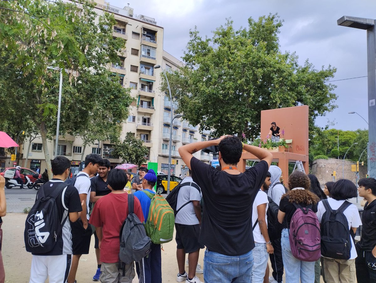 #EnResidència
Emocionant presentació
Utopies per un present distòpic
amb <a href="/orianomada/">Oriana Eliçabe</a>  alumnes Ins Consell de Cent #ExperimentemamblART

<a href="/bcncultura/">Barcelona Cultura</a> <a href="/consorciedubcn/">Consorci d'Educació</a>
<a href="/BCN_SantsMont/">Districte de Sants-Montjuïc</a>
#culturaiEducacióBCN #culturaieducació 

+info
enresidencia.org/es/residencia/…