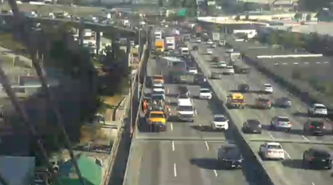 ⚠️#BCHwy91 #AlexFraserBridge southbound vehicle incident blocking the right lane at the north end. Expect delays. drivebc.ca/mobile/pub/eve… #DeltaBC #NewWest #RichmondBC