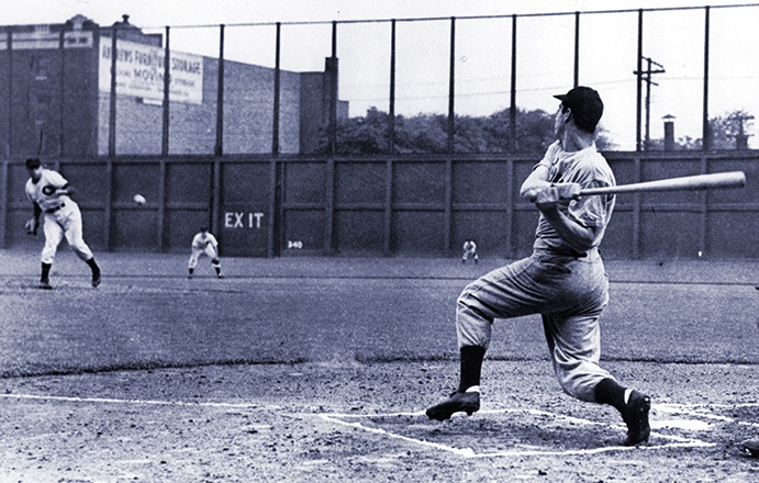 #Yankee Joltin’ Joe DiMaggio at old #LeaguePark on #Cleveland east side

That RF wall stood 40’ and was 290’ down the line
#JoltinJoe #YankeeClipper @sigg20 @OTBaseballPhoto @OleTimeHardball @OldBallparks @SkrticX