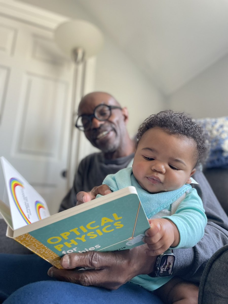 DrRayMD's tweet image. When granddad is a physics professor, storytime hits different! 😅