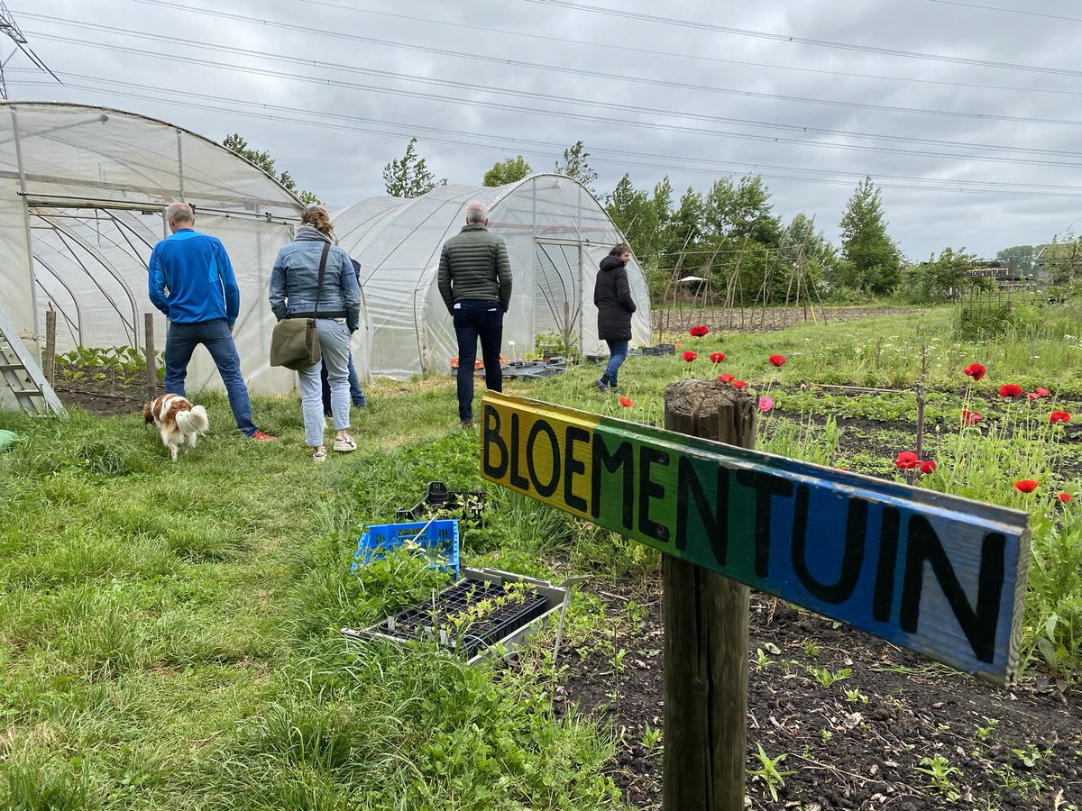 Een interessante excursie vanmorgen naar Anna’s ZuivelLokaal en de Tuinen van Hartstocht in Abcoude! Twee melkveehouders die op hun erf samenwerken met anderen: met kaasmakers, horeca, tuinders en meer. Binnenkort een terugblik op onze website! <a href="/NMU_/">Natuur en Milieufederatie Utrecht</a>