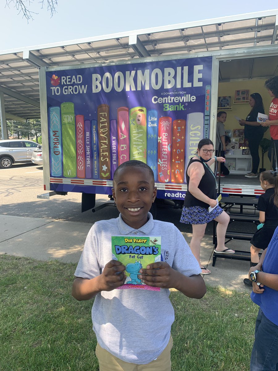 NorrisPandas's tweet photo. A visit from the Read to Grow BookMobile has our @NorrisPandas K-3 students smiling and ready to read this summer! Thank you to Mrs. Bell for coordinating!!! 🐼❤️📚 https://t.co/k4KlawGwOp