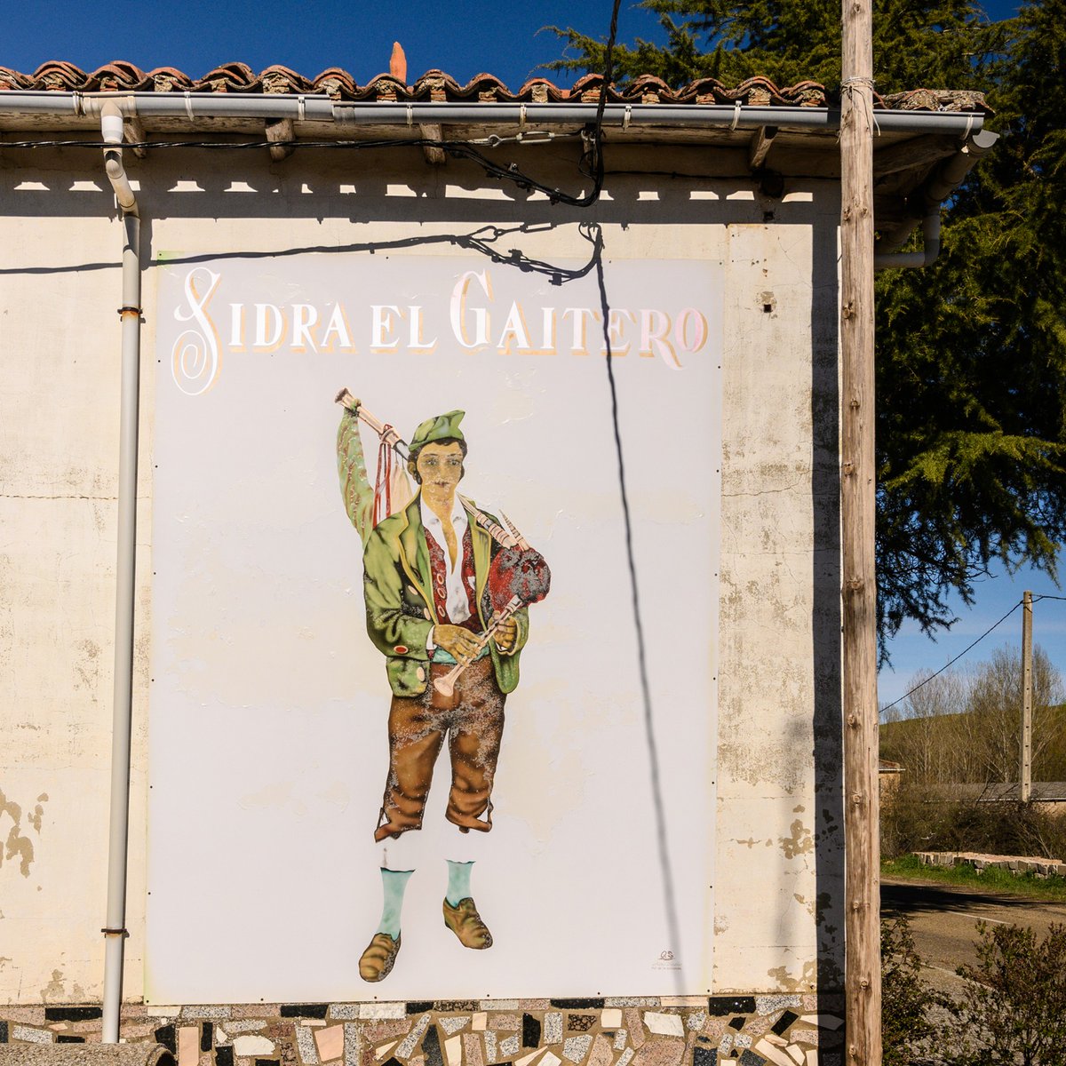 Sidra El Gaitero // Villarmún // León

Toda la historia, en Instagram 📸👇🏻
instagram.com/ele.mayuscula.…

Foto: <a href="/Txema_Ramos/">Txema Ramos</a> 

<a href="/patrimografico/">Red Ibérica en Defensa del Patrimonio Gráfico</a> <a href="/GrupoElGaitero/">Grupo El Gaitero</a> #leonesp #patrimoniografico #tipografia #rotulandia #rotulación #fotografía #patrimonio