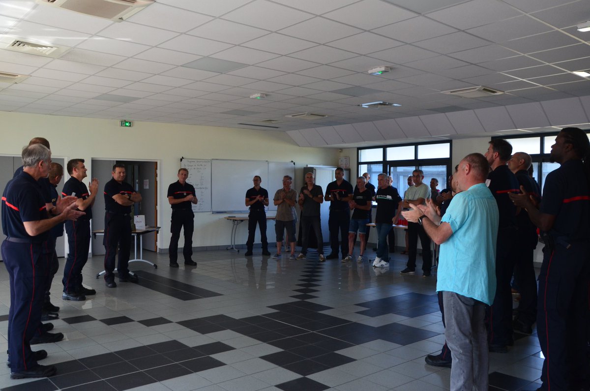 SDIS_18's tweet photo. #LT Départ du Lieutenant Alain PONTHUS

C'est un grand jour aujourd'hui pour le Ltn PONTHUS, adjoint au chef du groupement technique et logistique qui prend la direction d'une retraite bien méritée

🙏🏼Lieutenant pour ces 33 années d'engagement 

#départ #retraite #carrière https://t.co/OJXhtdv5uP