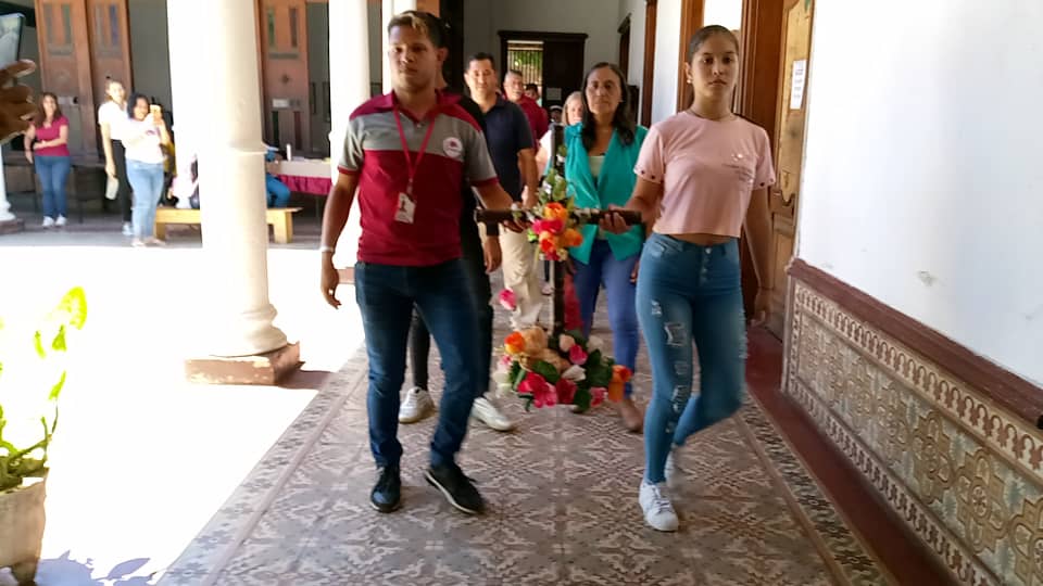 La UNEM SR. realizó en la sede de FUNDAPATRIMONIO del Edo. Sucre el velorio de Cruz de Mayo. La actividad fué orientada como una clase magistral para asumir este momento cargado aspectos religiosos, culturales y pedagógicos. <a href="/_LaAvanzadora/">Yelitze Santaella</a> <a href="/CDCESucre/">CDCE Estado Sucre</a> <a href="/sandraoblitasr/">Sandra Oblitas Ruzza</a> <a href="/SomosUnem/">SOMOS UNEM</a>
