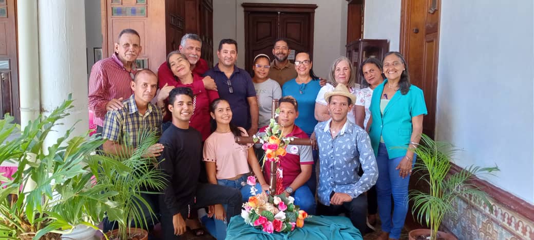 Fernan_ERC's tweet photo. La UNEM SR. realizó en la sede de FUNDAPATRIMONIO del Edo. Sucre el velorio de Cruz de Mayo. La actividad fué orientada como una clase magistral para asumir este momento cargado aspectos religiosos, culturales y pedagógicos. @_LaAvanzadora @CDCESucre @sandraoblitasr @SomosUnem https://t.co/0w4u7rjXlW