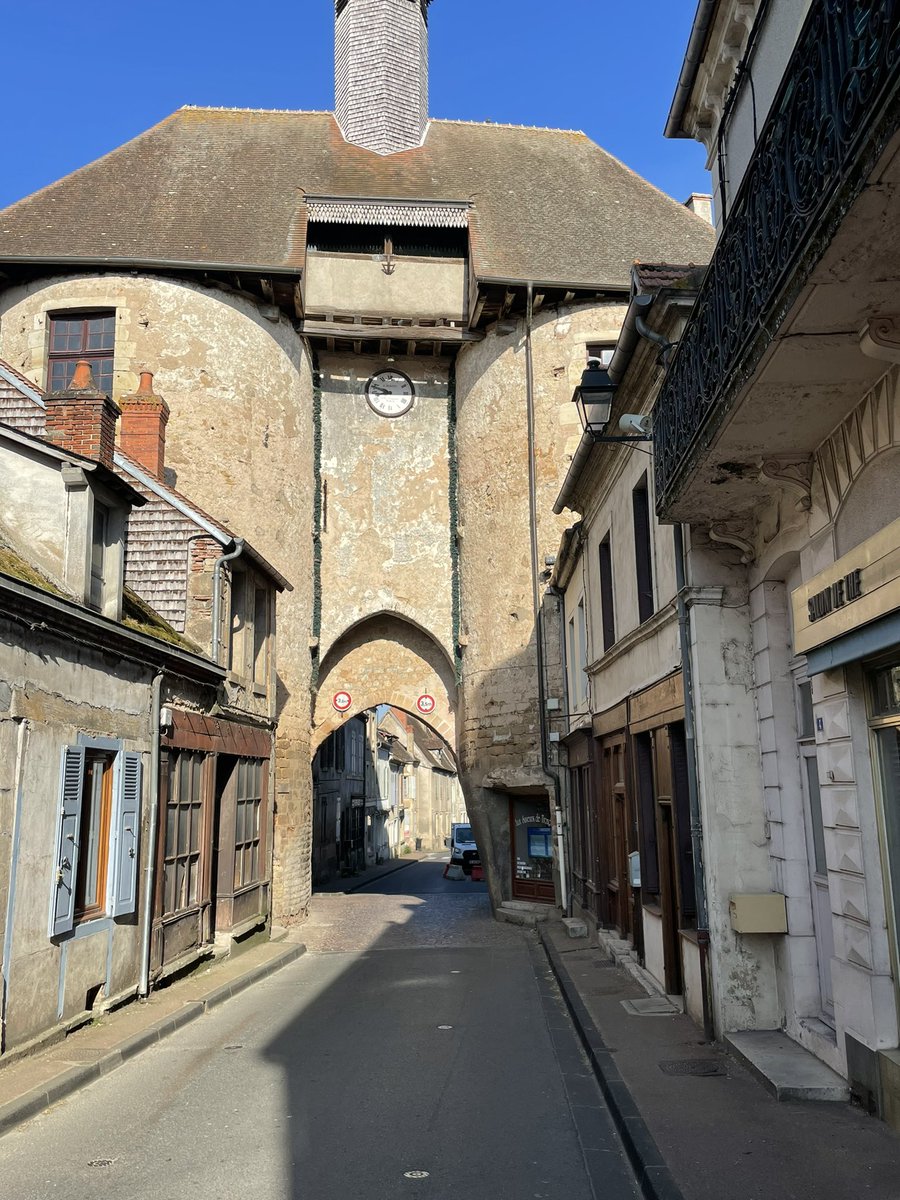 Voilà, j’ai terminé mon premier tronçon (sud via Nevers) sur la voie de Vezelay : 206 km en 11 jours, une petite moyenne de 18 km par jour. La « diagonale du vide » est magnifique (Nièvre) mais tellement déserte. Effrayant parfois de solitude !