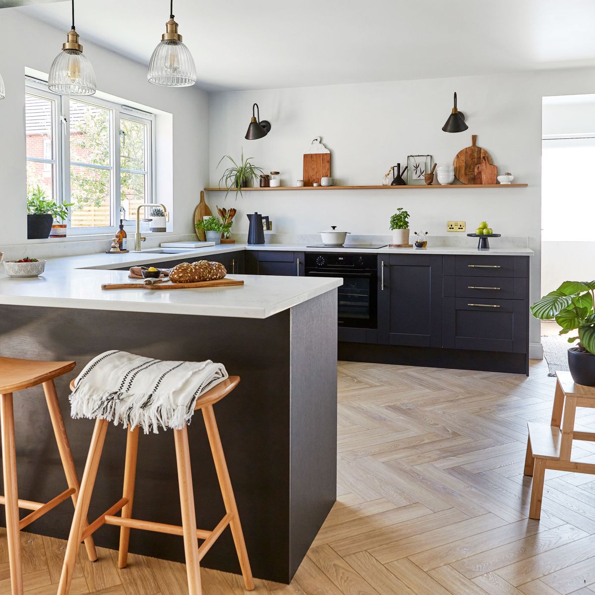 5 things interior designers say you should remove from your kitchen to make it feel bigger...🙌🙌🙌

Taking items away is often the key to making your home feel more spacious. 

rb.gy/mkvf4

#InteriorTips #Interior #PropertyTips #KItchenIdeas #HouseHunting