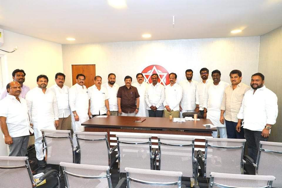 JilaniiSyed's tweet photo. వారాహి యాత్ర పై ఈరోజు మంగళగిరి @JanaSenaParty  కార్యాలయం లో PAC చైర్మన్ @mnadendla గారి అధ్యక్షతన జరిగిన జిల్లా అధ్యక్షులు,PAC సభ్యులు, నియోజకవర్గ ఇంచార్జి లా సమావేశంలో పాల్గొనడం జరిగింది.

#JanaSenaParty #PawanKalyan #VarahiElectionBattle #Varahi https://t.co/zTx6GvcRio