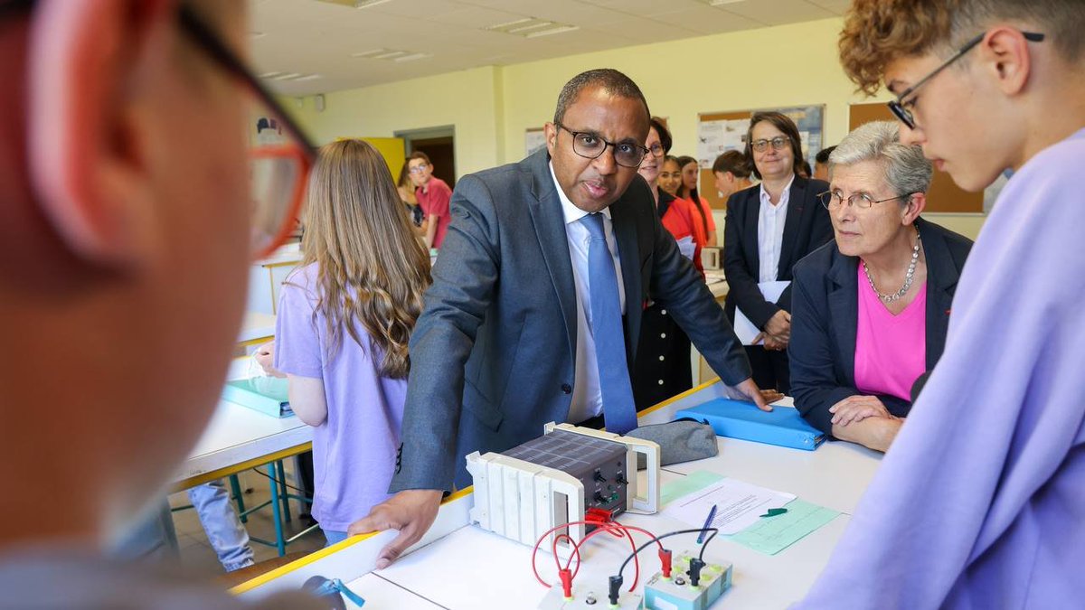 Un vrai plaisir d’être sur le terrain avec <a href="/PapNdiaye/">Pap Ndiaye</a>, à Besançon puis Dole.

Échanges avec les professeurs et les élèves, mais aussi déploiement des professionnels du médico-social dans les établissements. Plus de synergies : l’école pour tous se concrétise progressivement ! 📚