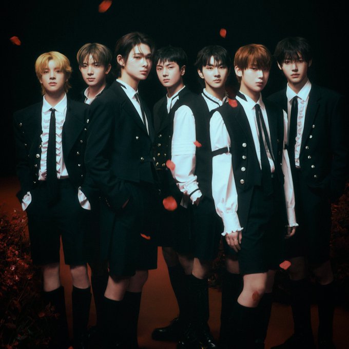 WORLDMUSICAWARD's tweet photo. #Enhypen dominates this week’s #Circle Album chart in Korea, landing in the 2 top spots on the physical album chart! Their new mini album #DARKBLOOD debuts at #1 with massive sales of over 1.3 Million while its Weverse version debuts at No. 2 selling 160,892 units!💪💿🩸💥🥇➕🥈🇰🇷🔝💰🔥👑💜 @ENYPEN_members