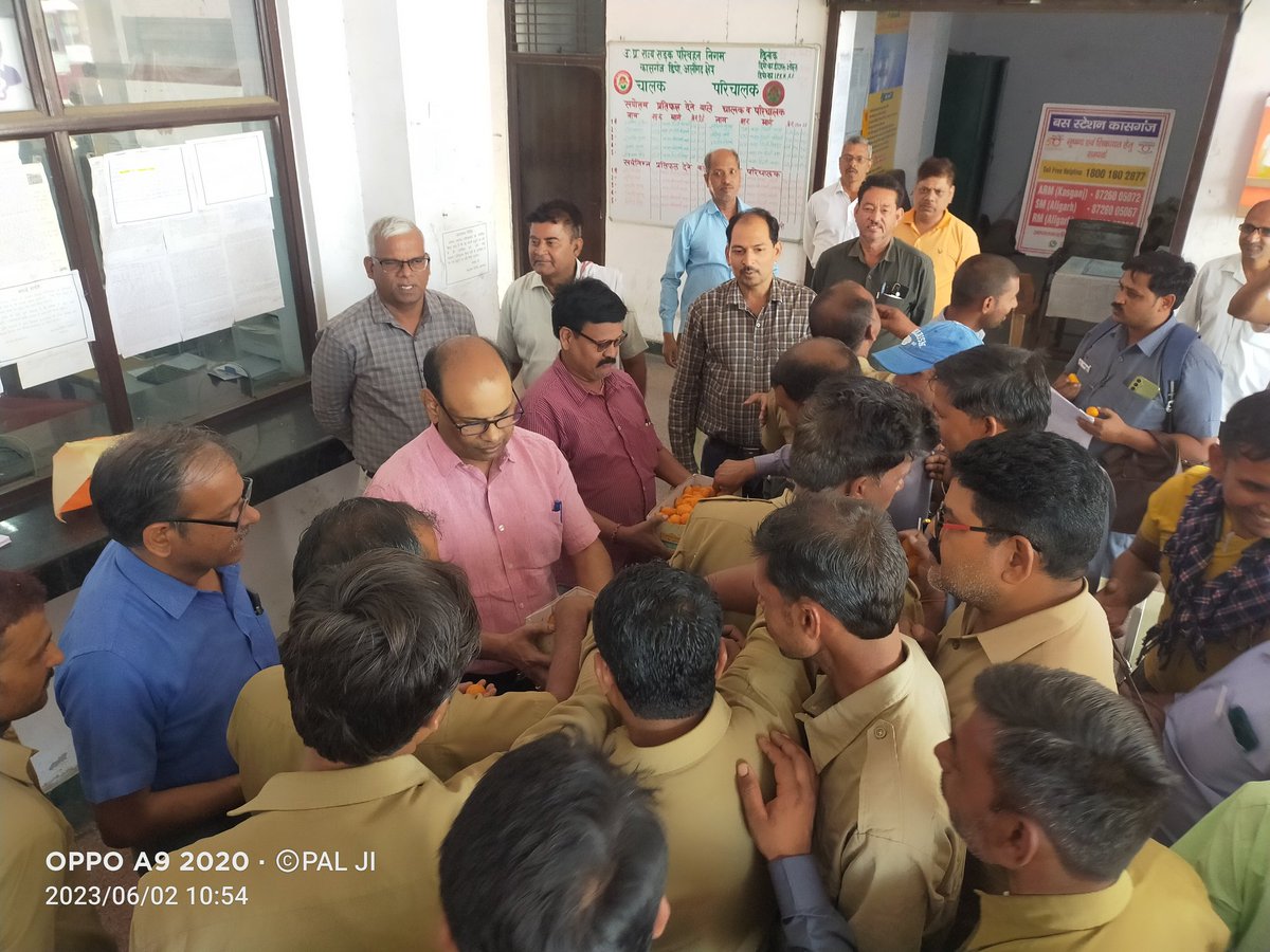 ArmksjUpsrtc's tweet photo. RM Aligarh SM Aligarh ARM Finance Aligarh &amp; ARM Kasganj, while encouraging the drivers and conductors and distributing sweets on Kasganj receiving an estimated profit of Rs 1.5 crore in the month of May 2023 https://t.co/vw6yjQhp84