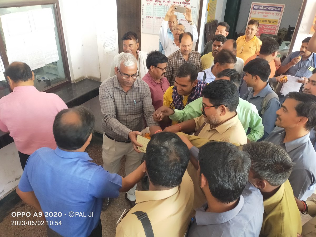 ArmksjUpsrtc's tweet photo. RM Aligarh SM Aligarh ARM Finance Aligarh &amp; ARM Kasganj, while encouraging the drivers and conductors and distributing sweets on Kasganj receiving an estimated profit of Rs 1.5 crore in the month of May 2023 https://t.co/vw6yjQhp84
