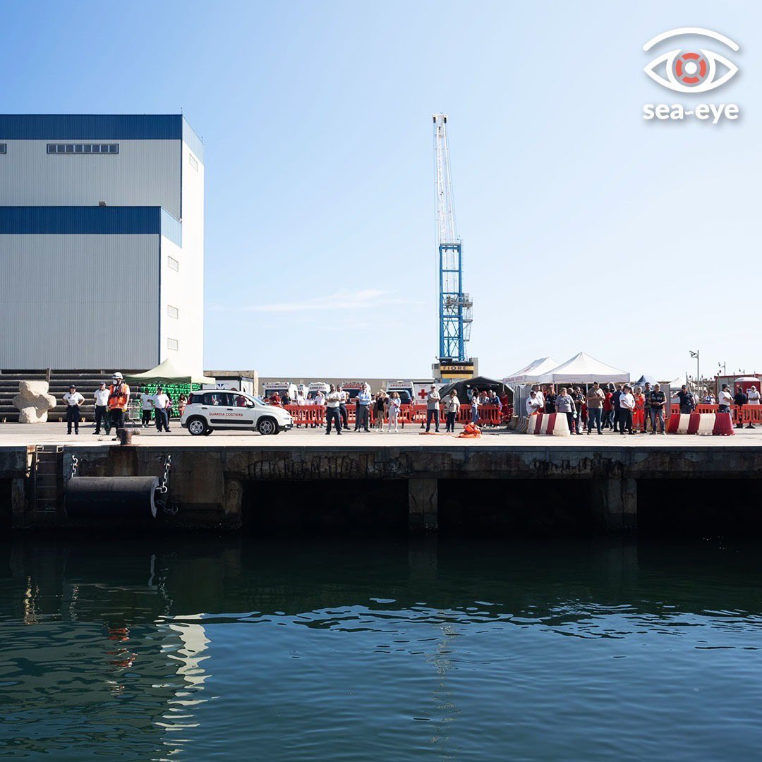 Heute Vormittag hat die #SEAEYE4 Ortona erreicht. Die 49 geflüchteten Menschen an Bord konnten an Land gehen. Von den Behörden vor Ort wurden sie und unsere Crew freundlich empfangen. Dafür sind wir sehr dankbar! 1/3