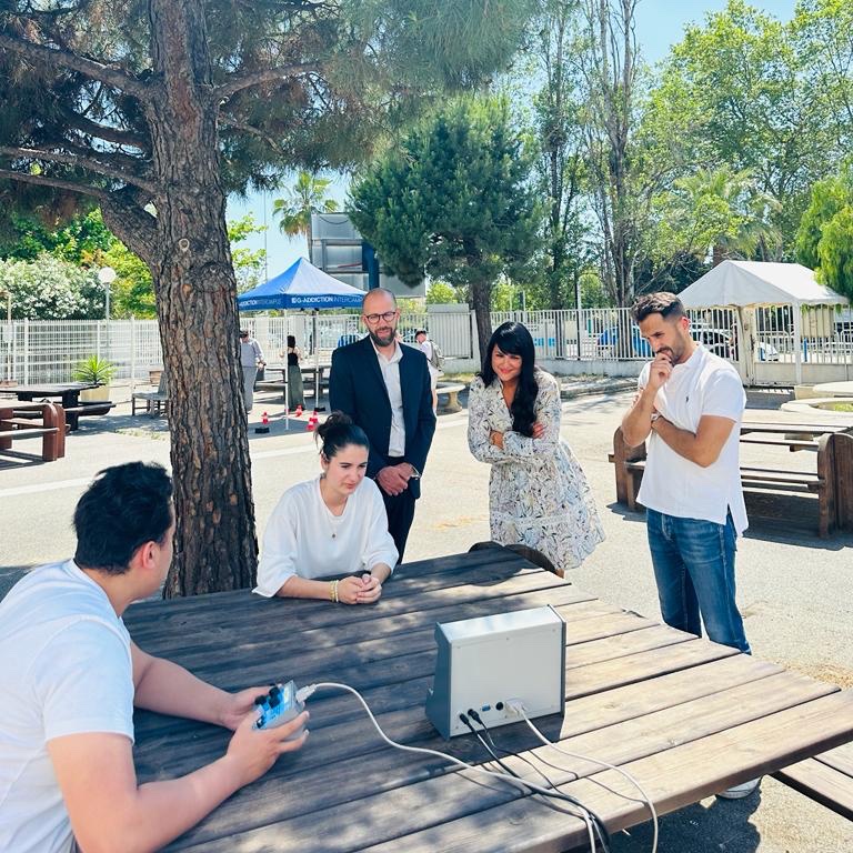 Former nos #jeunes aux gestes de premiers #secours et aux dangers que représente l’alcool sur la route est essentiel.

Merci aux pompiers du #SDIS06 et GAddiction d’avoir organisé cette opération de sensibilisation auprès de nos jeunes #lycéens.