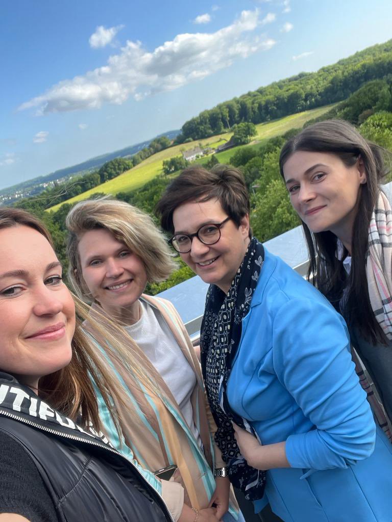 Eine wundervolle Fachtagung zum KI &amp; Schreiben mit einem
Plenarvortrag von @CaroBlume und einem Workshop, den wir mit <a href="/LisaMiddelanis/">Lisa Middelanis</a> und Darja leiten dürften 🤗 #RUB <a href="/ruhrunibochum/">Ruhr-Universität Bochum</a>