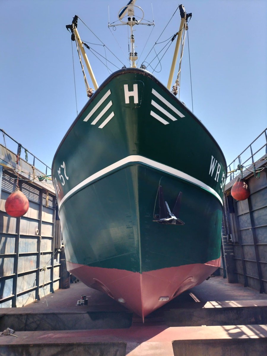 LuytGroep's tweet photo. Met een🌕zonnig weekend voor de boeg is de #Wieringer #garnalenkotter WR-57 ‘Jacoba’ (Visserijbedrijf De Haan) geknipt en geschoren door onze #dokploeg in het nieuwe #LUYT #dok. Geschikt om alle type schepen snel en eenvoudig droog te zetten voor werkzaamheden onder de waterlijn. https://t.co/5lnpAFk3M7