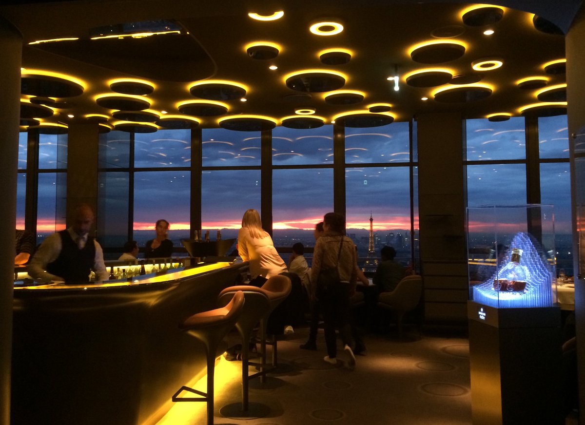 Bonne soirée, bon #weekend : au sommet de la Tour Montparnasse : au restaurant ' Ciel de Paris ' 🌹 #parisjetaime 📸