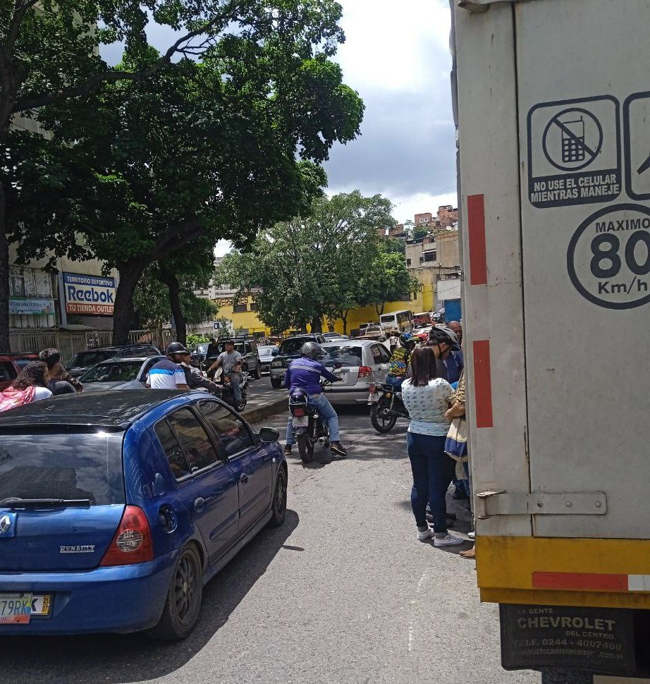 FMCENTER's tweet photo. Se reporta colisión entre Camión y motorizado en la conexión de El Paraíso hacia Roca Tarpeya.
Autoridades y paramédicos en ruta. 11:58a.m #TrafficCenter

📷 Cortesía https://t.co/YZGh9eRXBu