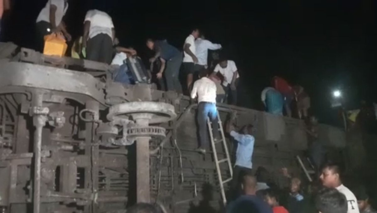 Saurav_Duke's tweet photo. Train met with an accident near #BahanagaRailwayStation in Balasore Odisha.
I pray for everyone 🙏🙏🙏🙏
#EmergencyControlRoom Number : HWH - 03326382217
KGP- 8972073925, 9332392339
BLS - 8249591559, 7978418322
SHM - 9903370746
#TrainAccident #CoromandelExpress #Odisha https://t.co/txl2WGR8ht