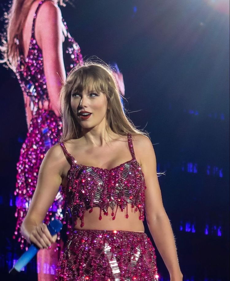 LaPuercaylor's tweet photo. 🚨| Taylor Swift anuncia las fechas internacionales de su gira “The Eras Tour”. -Por primera vez en su carrera se presentará en Latinoamerica 💜 https://t.co/b1fnVi5UVL